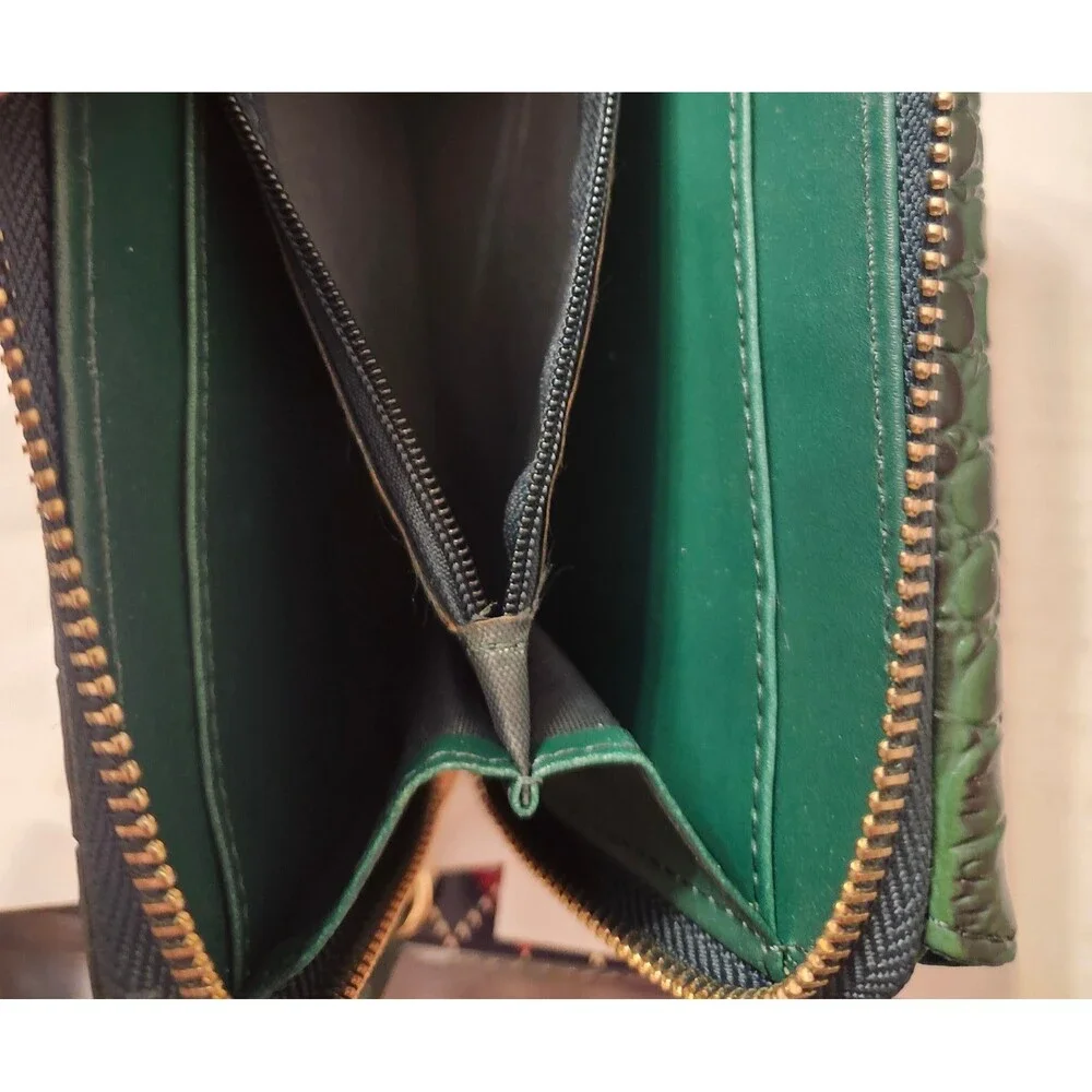 Bebe Croc‑Embossed Green Wristlet Wallet – Gold Hardware